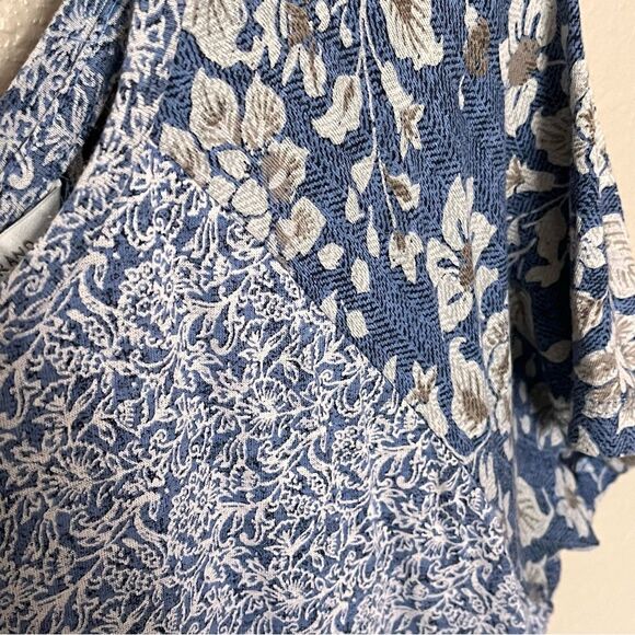 Lucky Brand Blue Floral Short Sleeve T Shirt Top Back Zipper Detail Size Medium - Picture 5 of 9